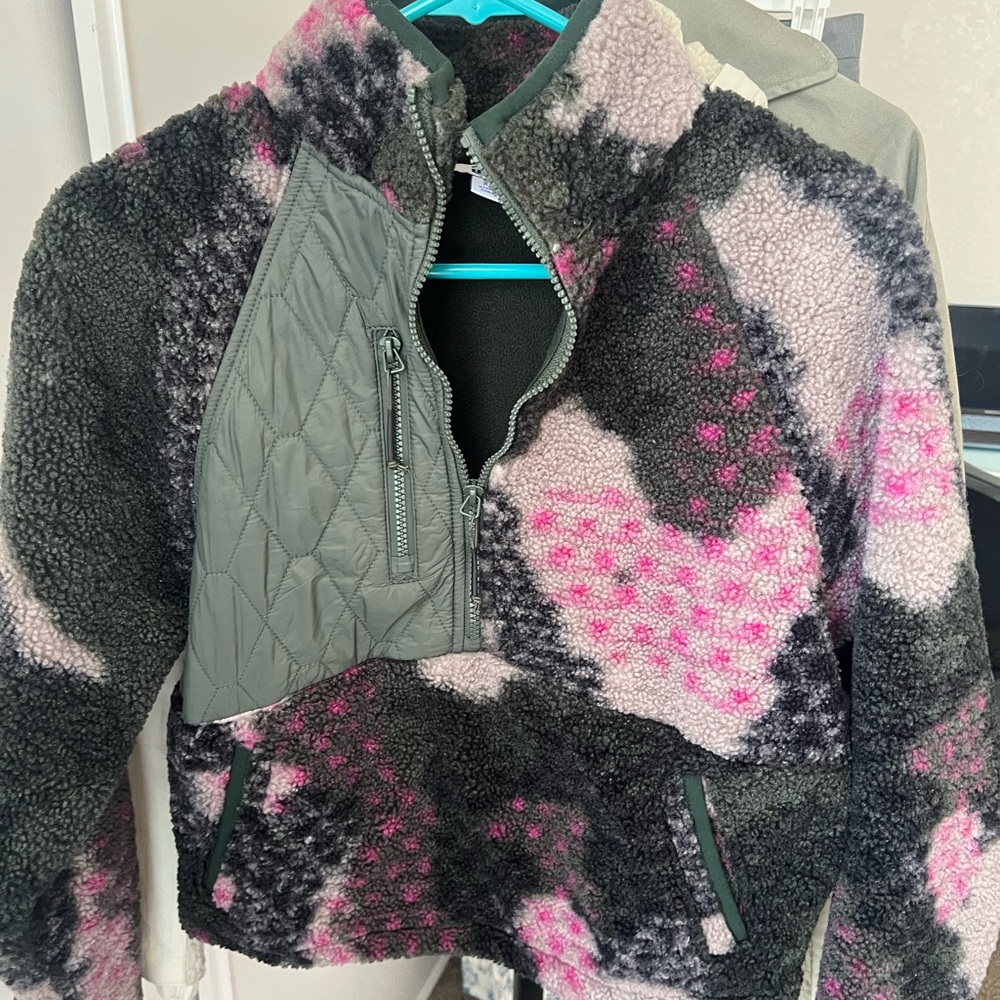 JoyLab women’s cropped Puffer Jacket in green and Pink